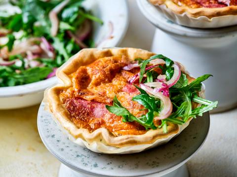 Minipizzaquiches _ een salade van rucola en rode ui