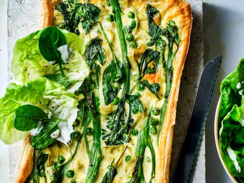 Groene quiche met pasta pesto en groene groenten _ een salade van frisse kropsla
