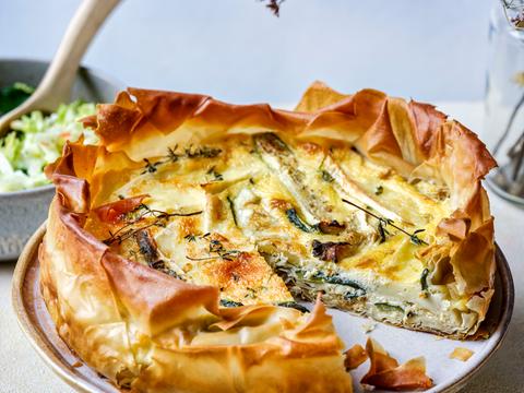 Quiche met filodeegbodem, brie, courgette en tijm _ een salade met appel en basilicum