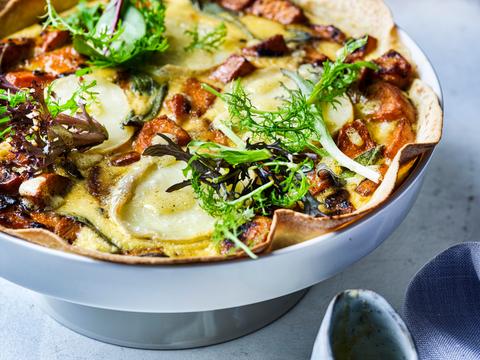 Wrapquiche met zoete aardappel, geitenkaas en salie _ een mesclunslaatje met honingdressing