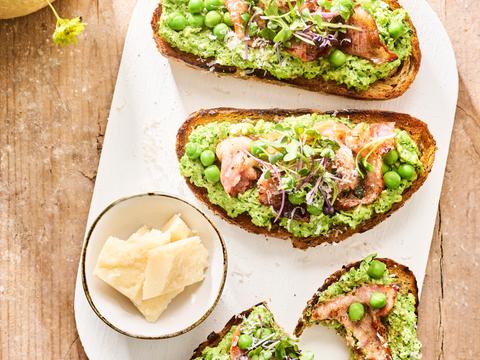 Toast met erwtenpuree en bacon