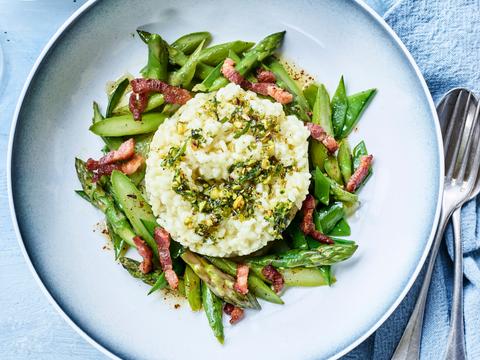 Risotto met groene asperges, spekjes en pistache-dragonolie
