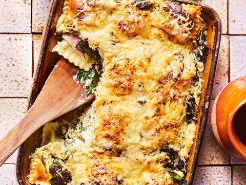 Lasagne verde met ravioli, spinazie, ham en kruidenricotta