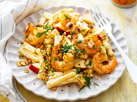 Pastasalade met appel, kerrie, scampi’s en krokante nootjes
