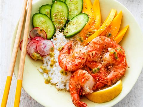 Pokébowl met scampi’s, mango en passievruchten-dressing