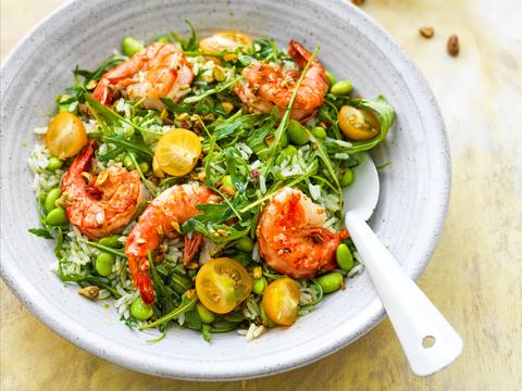 Groene rijstsalade met scampi’s en edamame