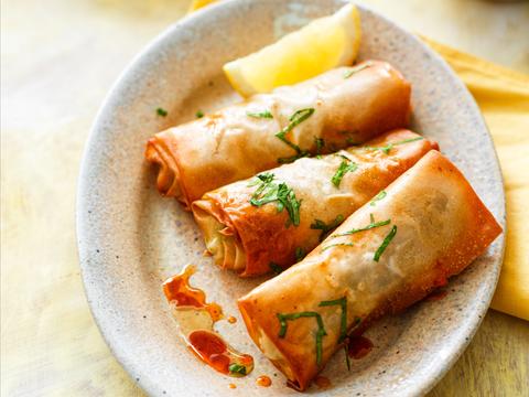 Scampirolletjes uit de airfryer met asperges en chiliolie