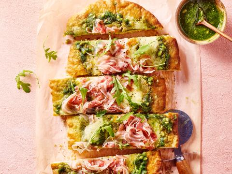 Snelle pinsa met rucolapesto, ricotta, mozzarella en pancetta