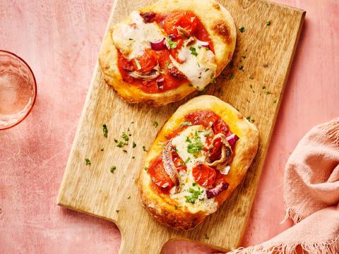 Minipinsa’s met taleggio, ‘nduja, ansjovis en gekonfijte tomaat