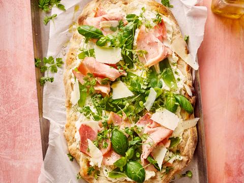 Witte pinsa met ricotta, peultjes en ham