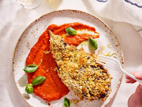 Gepofte aubergines met parmezaan-pistachekorst en saus van geroosterde puntpaprika
