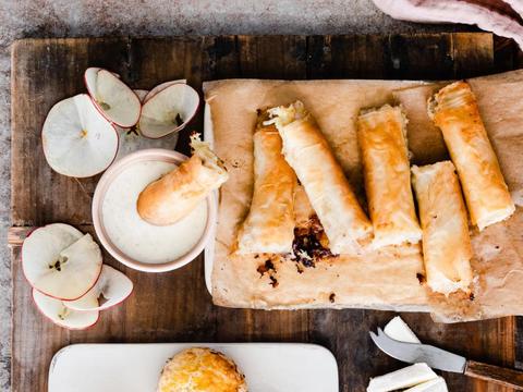 appel-geitenkaasrolletjes met zoete mosterddip