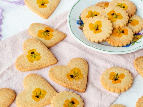 Paaskoekjes met viooltjes