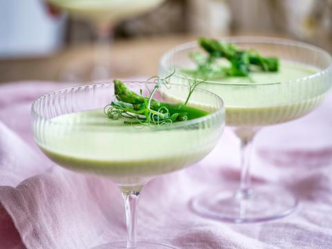 Panna cotta van groene asperges en oude kaas