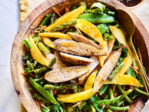 Groene salade met gerookte kip, mango en sojasausdressing 