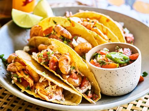 Taco’s met wokgarnalen, pico de gallo en feta 