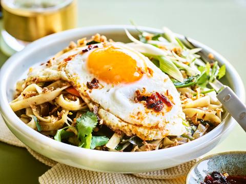 Gebakken noedels met Japanse wokgroenten en spiegelei