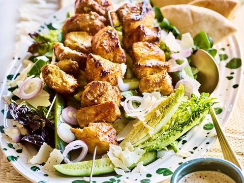 Kebabspiesjes met Romeinse sla en ¬caesardressing