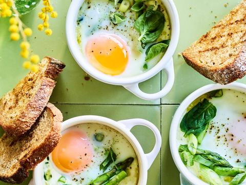 Oeuf cocotte met babyspinazie en groene asperges 