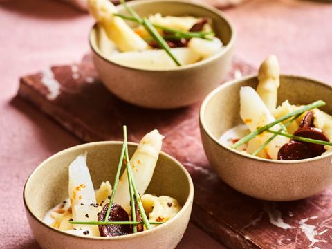 Karnemelkpuree met asperges en chorizo