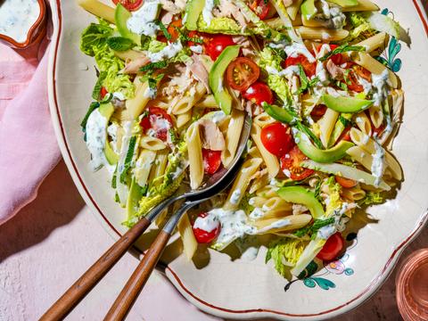 Pastasalade met avocado, kip en kruidendressing