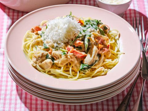 Spaghetti met gebraden kip en sausje van zongedroogde tomaatjes, spinazie en parmezaan 