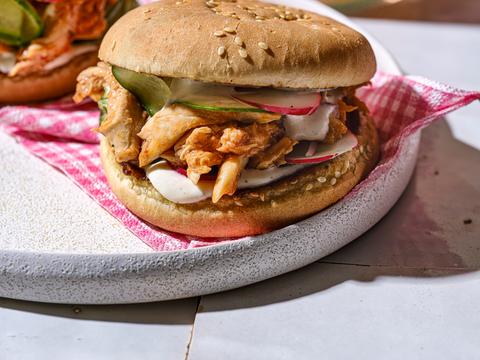 Pulled chicken-burger met radijs-komkommersalade