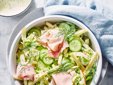 Salade van jonge prei met appel en ­hamroosjes