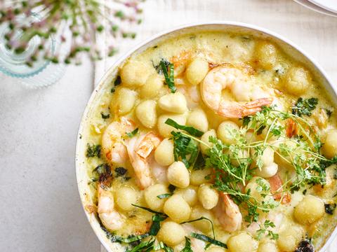 Stoofpotje met scampi’s, kruiden en gnocchikorst