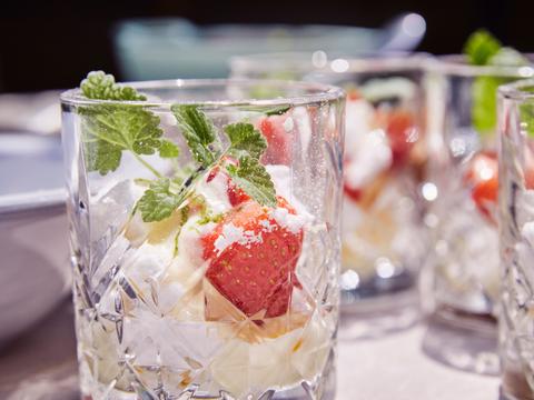 Eton mess met ¬limoenyoghurt en aardbeien