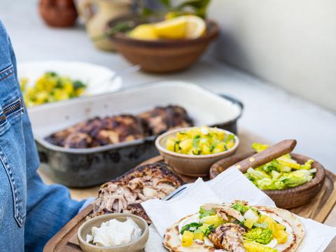 Taco’s met pittig gelakte kippenbouten en ananassalsa