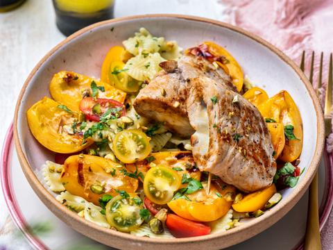 Zonnige pastasalade met gegrilde abrikozen en kalfsrolletjes