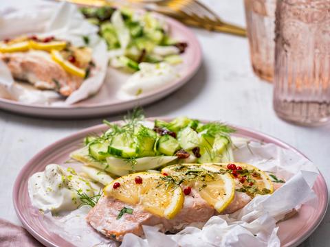 Papillot van zalm met komkommer-venkelsalade