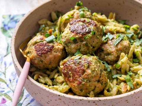 Orzo met kruidige kippenballetjes en courgette