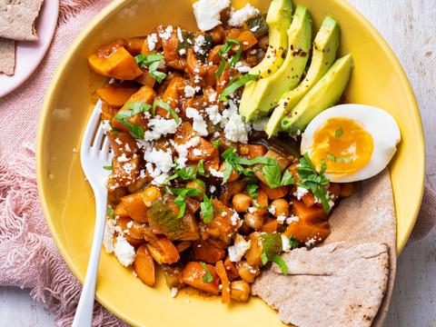 Marokkaans stoofpotje met kikkererwten, feta en avocado