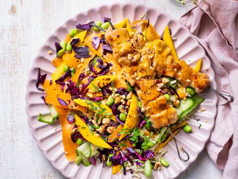 Regenboogsalade met sticky sweet chili kalkoenspiesjes en basmatirijst 