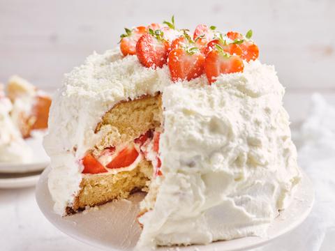 Biscuittaart met witte chocolade en aardbeien