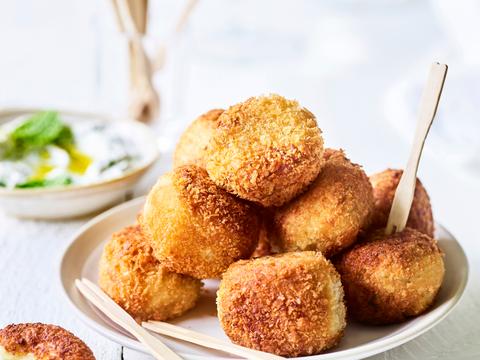 Krokante aardappel-kaasballetjes
