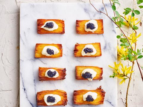 Pavé-aardappeltjes met zure room en viseitjes