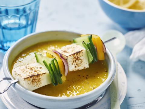 Gazpacho met halloumi-paprikabrochette