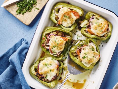 Gevulde groene paprika’s met ham, mozzarella en groentemacedoine
