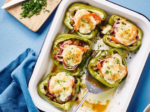 Gevulde groene paprika’s met ham, mozzarella en groentemacedoine
