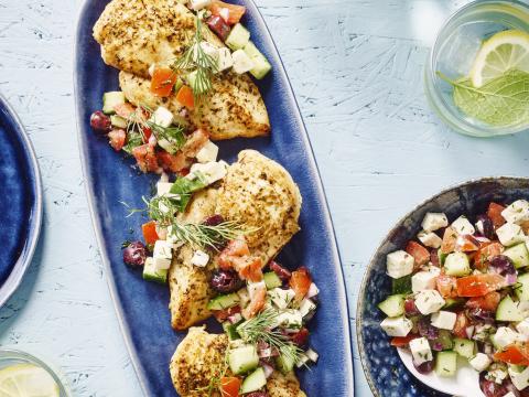 Griekse kip met feta, komkommer, tomaat en citroen