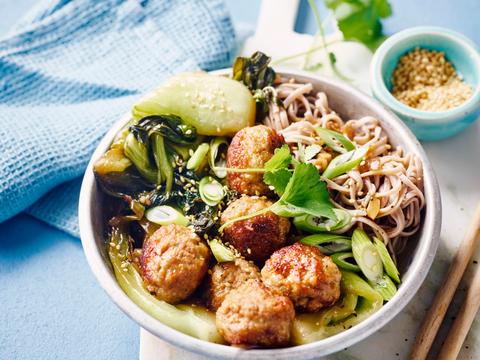 Kalfsballetjes met boekweitnoedels en paksoi  