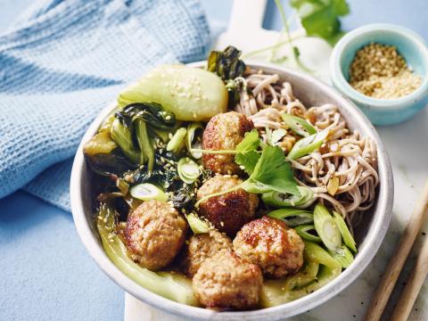 Kalfsballetjes met boekweitnoedels en paksoi