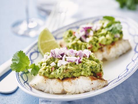 Witte vis met avocado en rode ui
