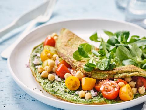 Spinazie-omelet met kikkererwten en tomaten