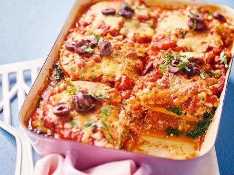 Lasagne van zoete aardappel met olijven en tomaat 