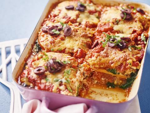 Lasagne van zoete aardappel met olijven en tomaat