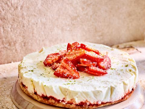 Makkelijke ijstaart met witte chocolade en aardbeien
